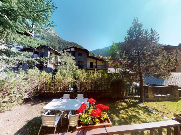 Borda-duplex-amb-jardi-08272021_131413.jpg
